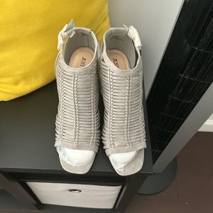 Women’s 10 gray wedge heels